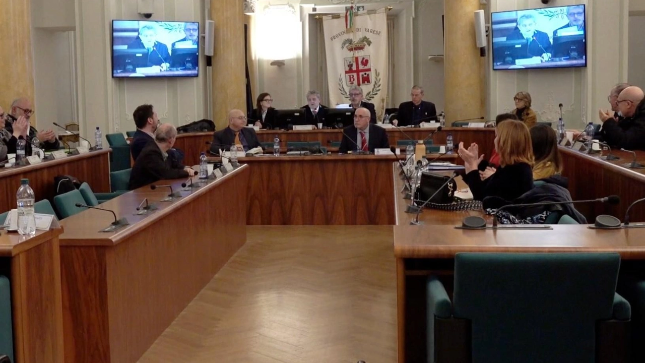 Sono sedici i posti contesi nella sala del consiglio di Villa Recalcati Sono sedici i posti contesi nella sala del consiglio di Villa Recalcati