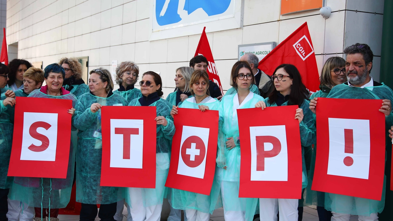 Alcuni medici e operatori socio-sanitari in protesta contro le aggressioni dei pazienti