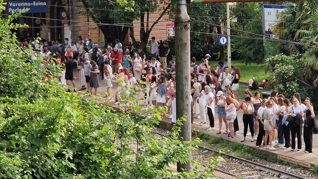 Una folla di turisti alla stazione di Varenna Dal 15 giugno la linea ferroviaria sarà chiusa Una folla di turisti alla stazione di Varenna Dal 15 giugno la linea ferroviaria sarà chiusa