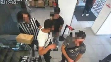 I tre amici ripresi mercoledì mattina nel punto vendita Foot Locker di corso Vittorio Emanuele I tre amici ripresi mercoledì mattina nel punto vendita Foot Locker di corso Vittorio Emanuele