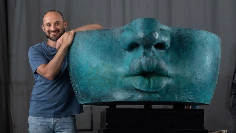 Da domani al 24 ottobre nella VIK Gallery svelati Social Mirror e Empty Gold Man. Le sculture, uno sguardo profondo e critico sulla condizione contemporanea. Da domani al 24 ottobre nella VIK Gallery svelati Social Mirror e Empty Gold Man. Le sculture, uno sguardo profondo e critico sulla condizione contemporanea.