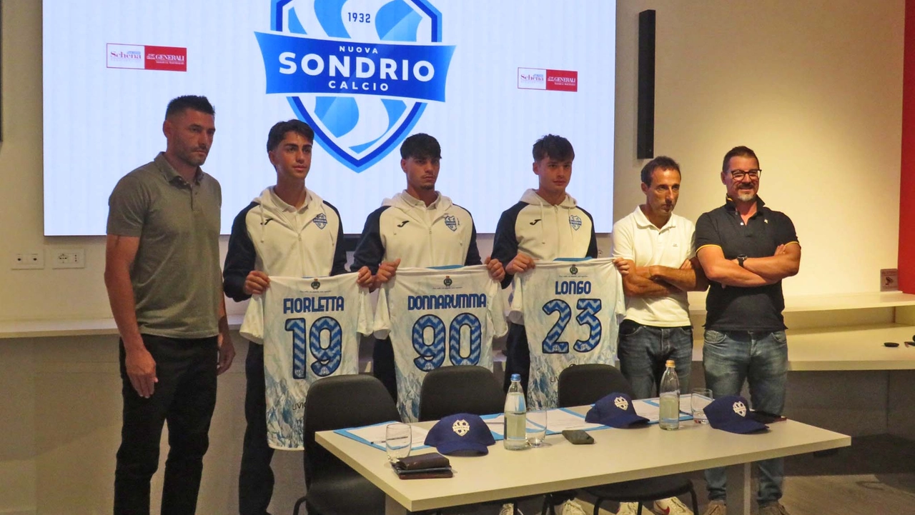 La Nuova Sondrio Calcio. Da sinistra Amelia, Fiorletta, Donnarumma, Longo, Rigamonti e Baggini La Nuova Sondrio Calcio. Da sinistra Amelia, Fiorletta, Donnarumma, Longo, Rigamonti e Baggini