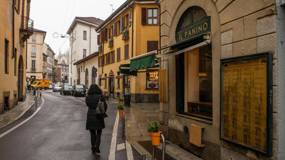 C’era una volta il laghetto di Santo Stefano, punto d’approdo per i barconi che trasportavano sui Navigli il marmo per... C’era una volta il laghetto di Santo Stefano, punto d’approdo per i barconi che trasportavano sui Navigli il marmo per...