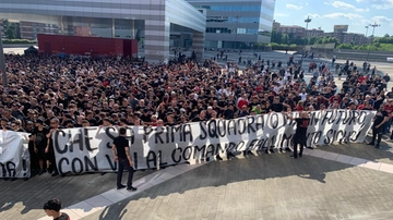 Milan, contestazione dei tifosi davanti alla sede: “Via tutti, liberateci da questa agonia”