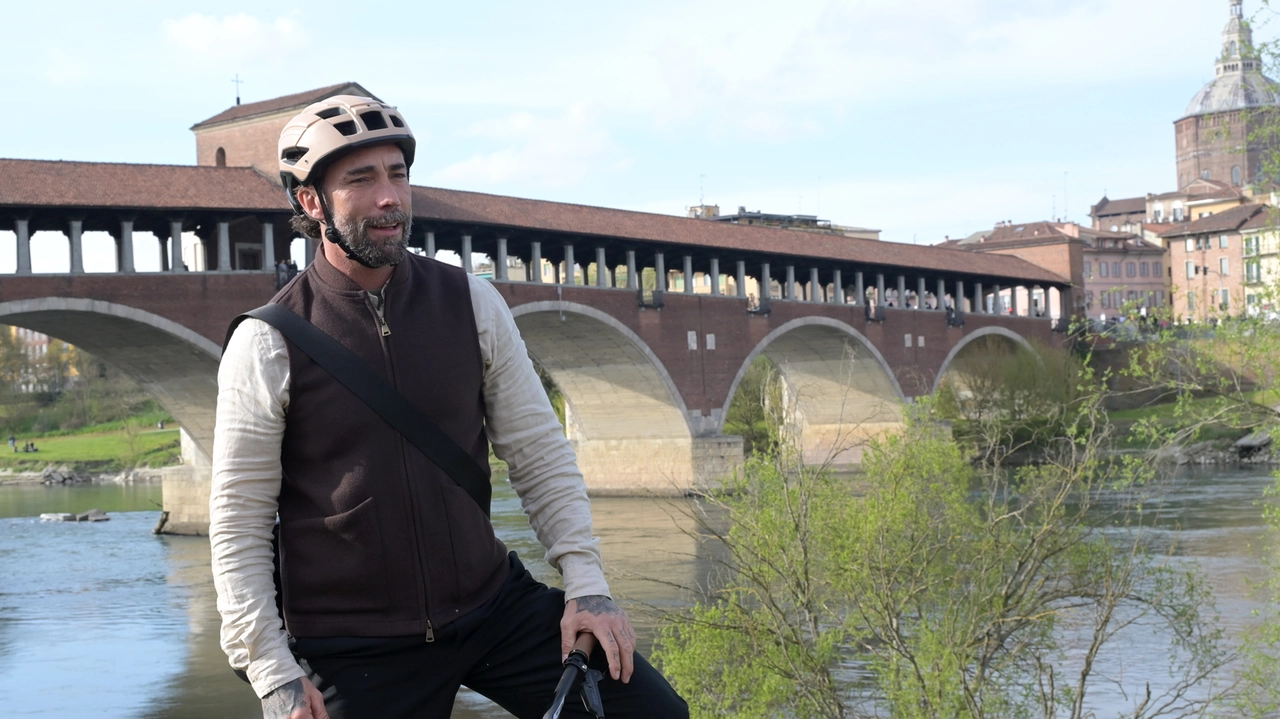 Vittorio Brumotti a Pavia con la sua troupe. Qui è in Borgo Ticino davanti al ponte coperto (foto Torres)