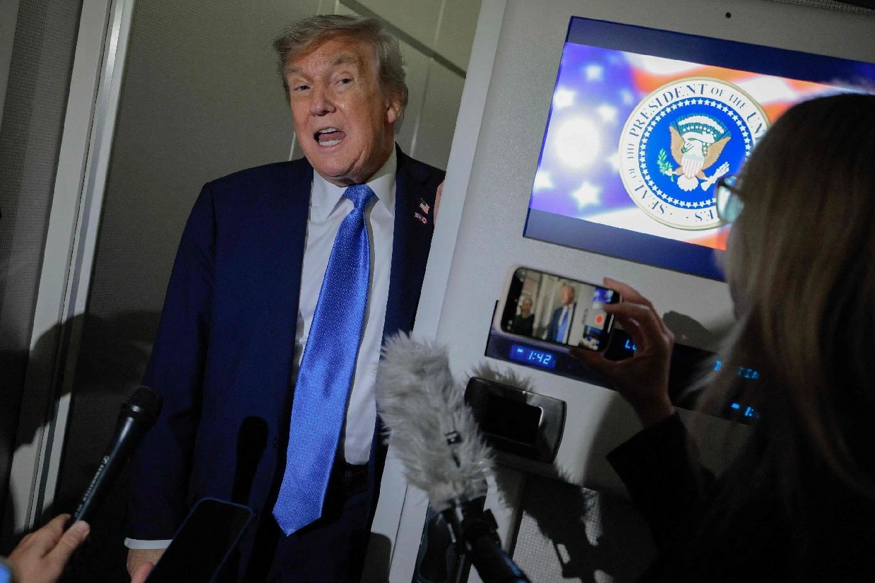 Donald Trump sull'Air Force One parla con la stampa
