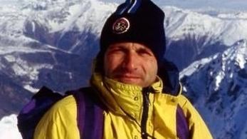 Immediato l’allarme lanciato dai compagni di escursione ma vani i tentativi di soccorrere Francesco Prati. Fatale per lui il volo di una quarantina di metri