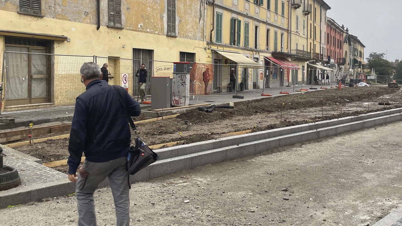 Cancellati gazebi e parte della pavimentazione per fare spazio ad alberi e a un prato di circa 300 metri quadrati Cancellati gazebi e parte della pavimentazione per fare spazio ad alberi e a un prato di circa 300 metri quadrati