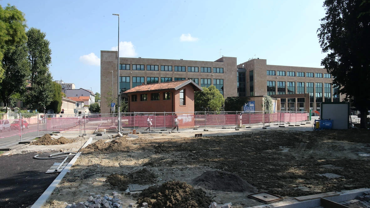 L’area Cambiaghi ospita il mercato di giovedì e sabato Sino alla fine dei lavori le bancarelle sono spostate in via Pellettier L’area Cambiaghi ospita il mercato di giovedì e sabato Sino alla fine dei lavori le bancarelle sono spostate in via Pellettier