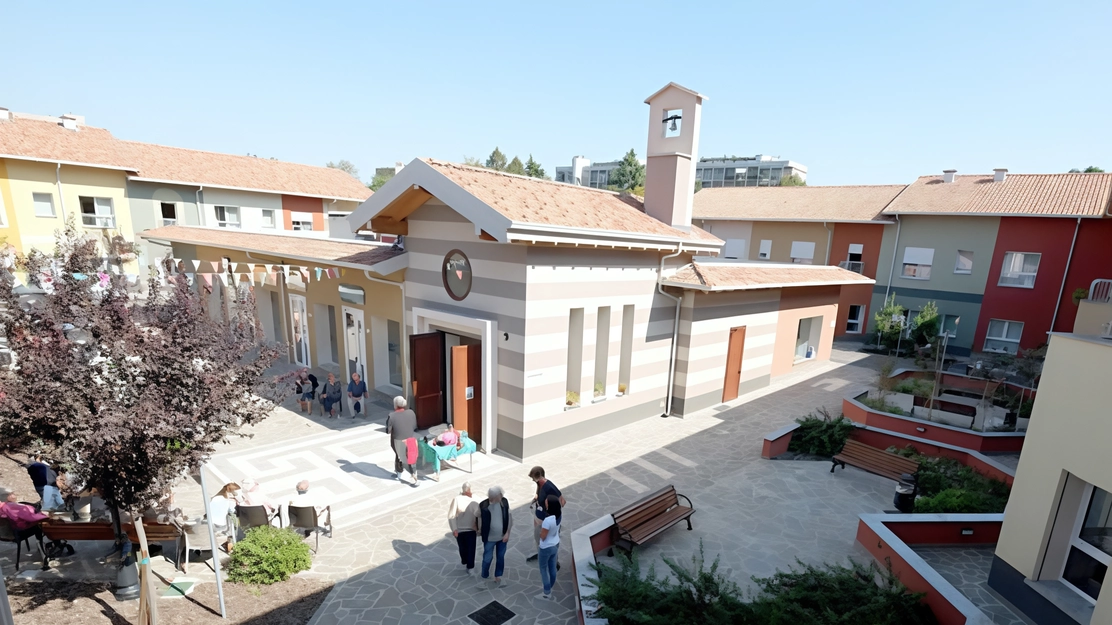 Nel mese dell’Alzheimer il villaggio protetto gestito da La Meridiana dialoga con la città. Tra le iniziative, la rassegna di scatti che il fotografo Maurizio Galimberti ha dedicato ai malati. Nel mese dell’Alzheimer il villaggio protetto gestito da La Meridiana dialoga con la città. Tra le iniziative, la rassegna di scatti che il fotografo Maurizio Galimberti ha dedicato ai malati.