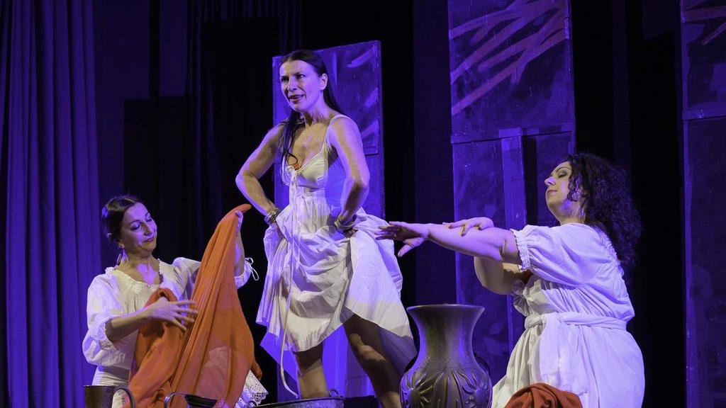 Lo spettacolo Carmen di Silvia Priori, una produzione di Teatro Blu, apre la rassegna venerdì 30 maggio ai Giardini Estensi Lo spettacolo Carmen di Silvia Priori, una produzione di Teatro Blu, apre la rassegna venerdì 30 maggio ai Giardini Estensi