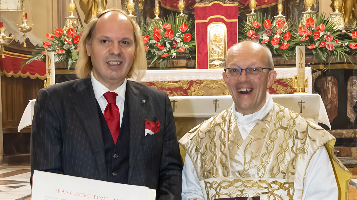Il professore Alessio Varisco riceve da don Maurizio Malighetti la nomina a Cavaliere Pontificio Il professore Alessio Varisco riceve da don Maurizio Malighetti la nomina a Cavaliere Pontificio