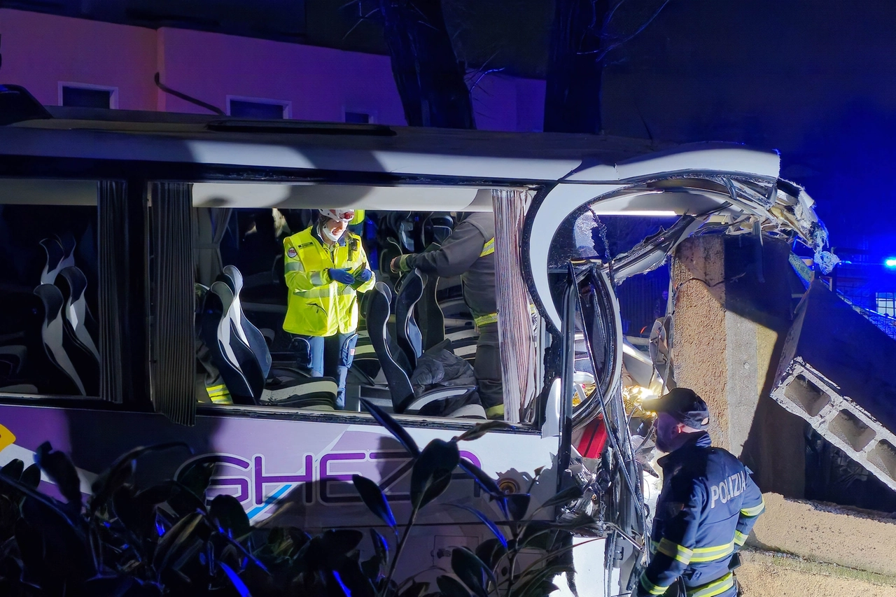 I soccorritori a bordo dell'autobus (Fotolive)