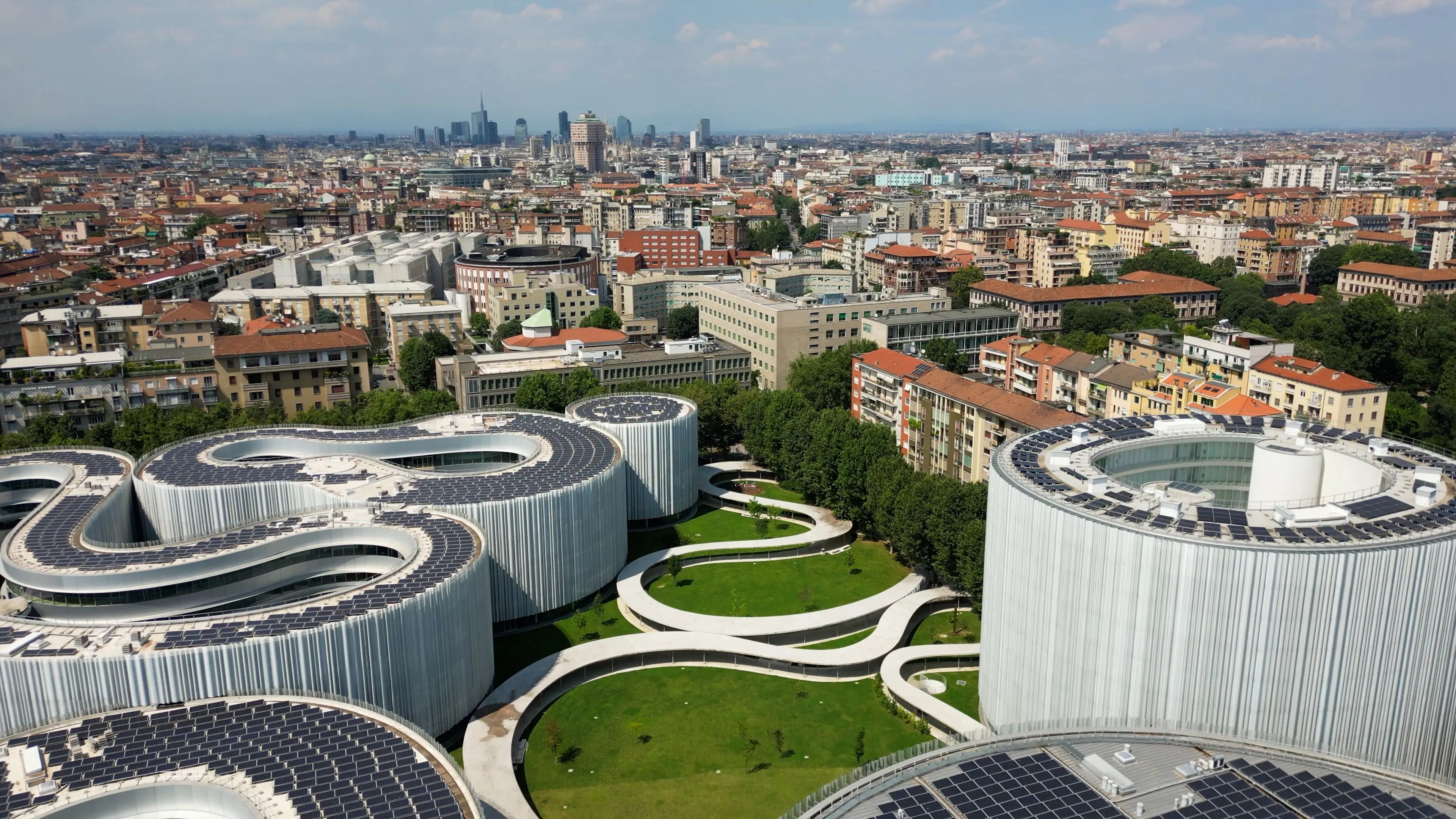 Chat sessista e violenta alla Bocconi, 4 studenti sospesi per un anno. “Allusioni sessuali verso una compagna di corso, messaggi ripugnanti”