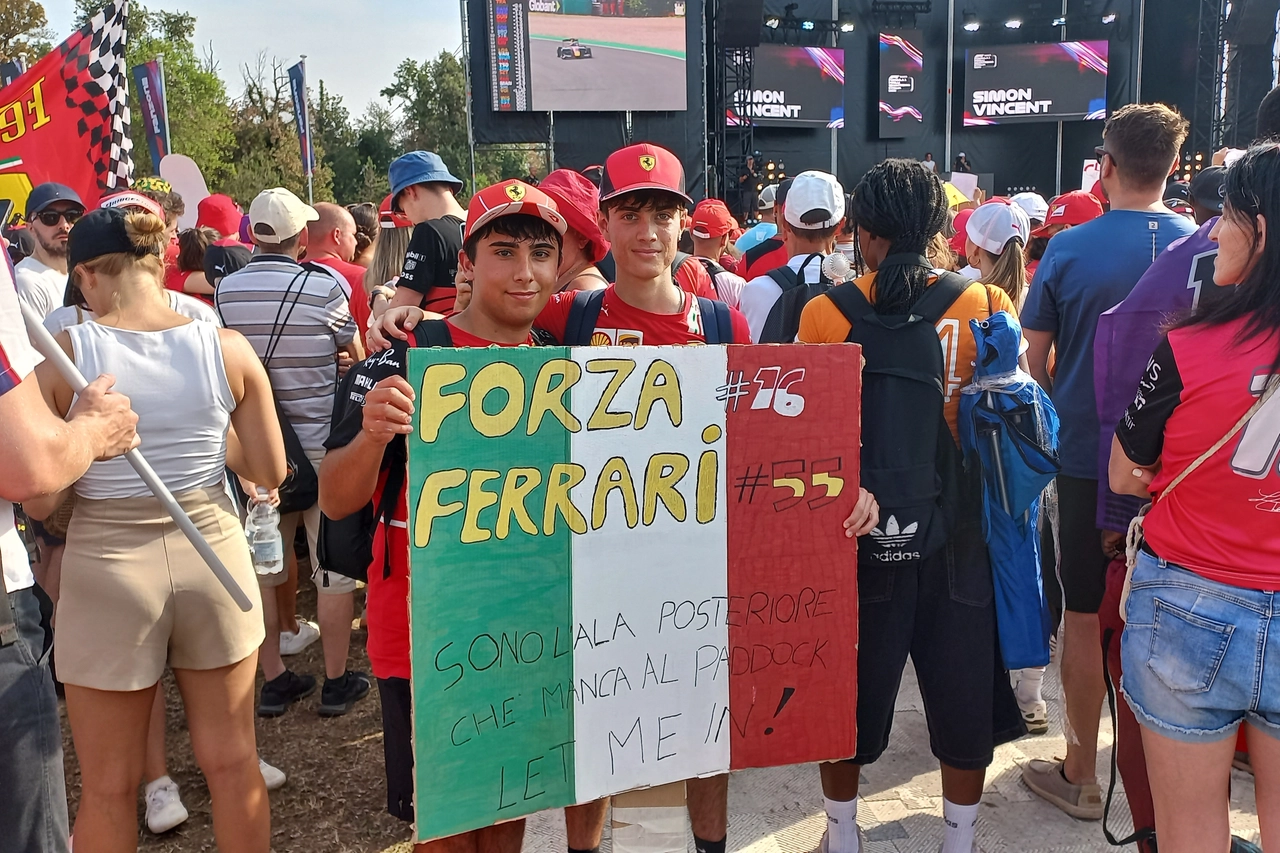 Due tifosi della Ferrari all'autodromo