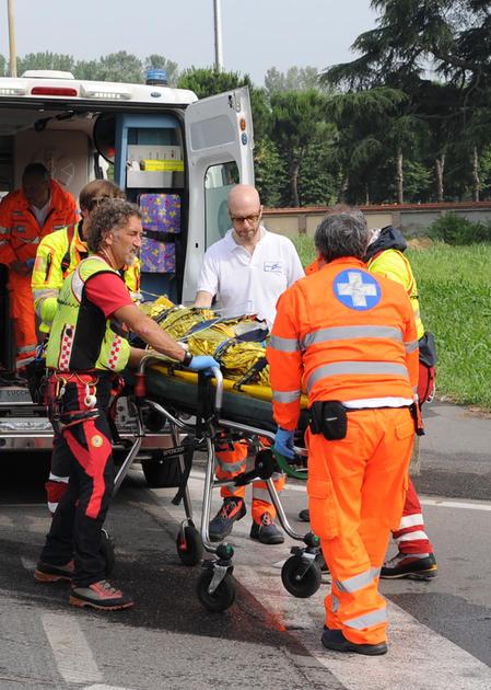 Dramma in una stalla, il cavallo sferra un calcio: gravissimo uomo di 60 anni