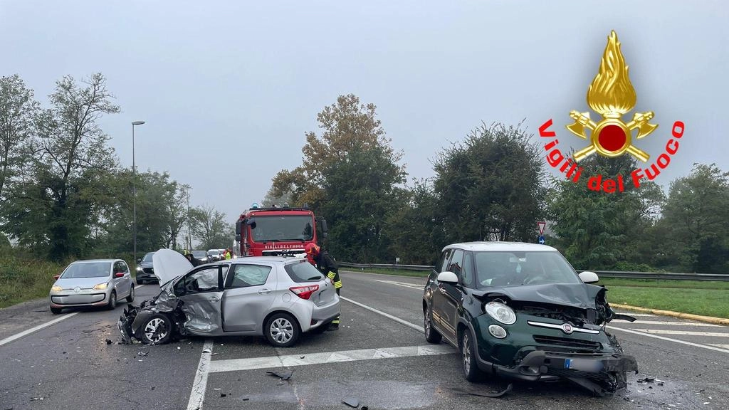 Incidenti stradali nel Lodigiano: due collisioni lungo la statale 9 "Emilia" causano feriti tra i conducenti coinvolti, trasportati in ospedale. Intervento di vigili del fuoco e ripercussioni sul traffico. Incidenti stradali nel Lodigiano: due collisioni lungo la statale 9 "Emilia" causano feriti tra i conducenti coinvolti, trasportati in ospedale. Intervento di vigili del fuoco e ripercussioni sul traffico.