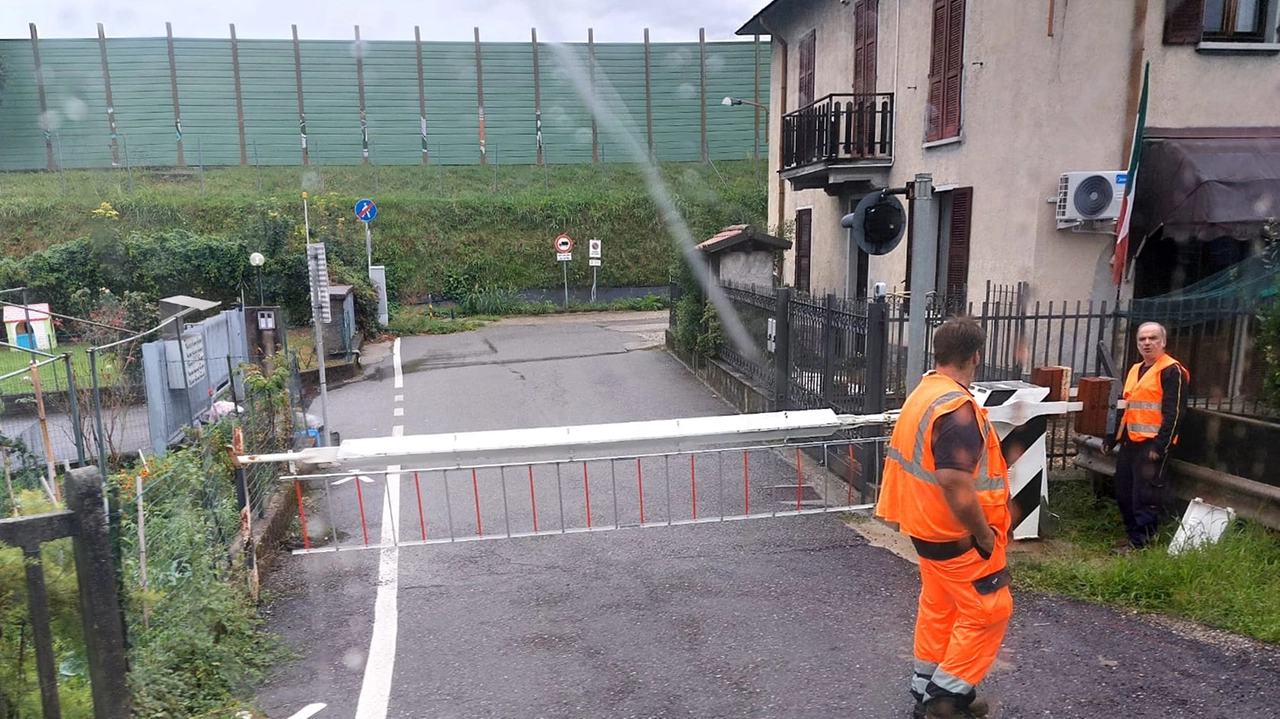 Il passaggio a livello di Grandate presidiato dalla Protezione Civile dopo il guasto Il passaggio a livello di Grandate presidiato dalla Protezione Civile dopo il guasto