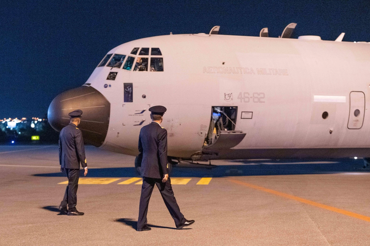 Il C130 all'aeroporto militare di Milano Linate. Gli altri due voli speciali sono arrivati a Roma Ciampino e a Pisa