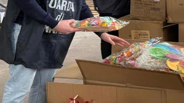 Oltre 23mila decorazioni e giocattoli, bigiotteria e accessori di abbigliamento contraffatti sono stati sequestrati dalla Guardia di Finanza del Comando...