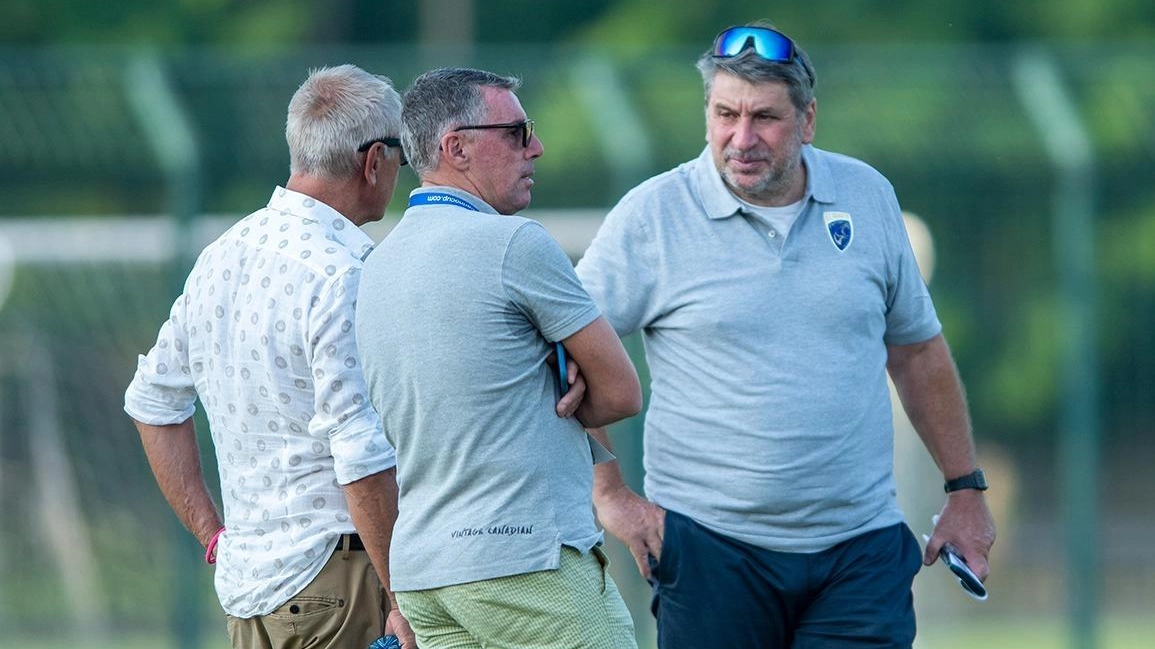 Il Renate perde contro il Novara e critica l'arbitraggio. Il direttore Crippa difende la squadra e lamenta episodi negativi ricorrenti. Prossimo obiettivo: vincere contro l'Atalanta Under 23. Il Renate perde contro il Novara e critica l'arbitraggio. Il direttore Crippa difende la squadra e lamenta episodi negativi ricorrenti. Prossimo obiettivo: vincere contro l'Atalanta Under 23.