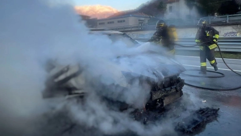 Un'auto in fiamme (foto di repertorio) Un'auto in fiamme (foto di repertorio)