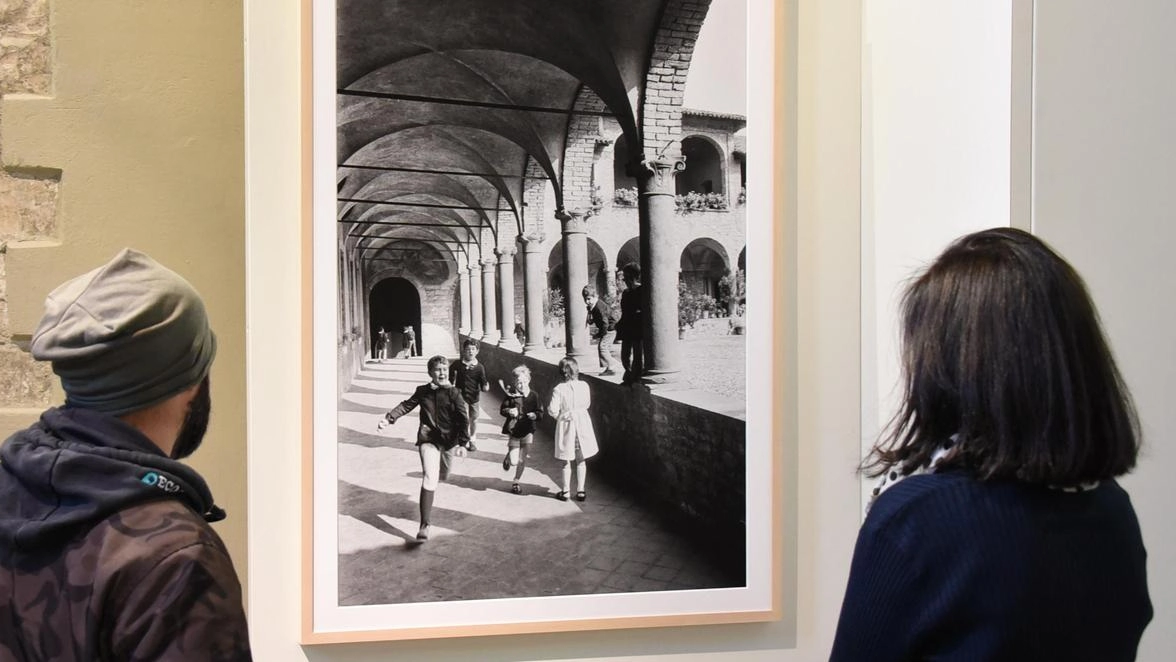 Mostra fotografica al Museo della Fotografia Sestini a Bergamo Alta ripercorre il restauro del convento di San Francesco negli anni '30, testimoniando le trasformazioni dell'architettura medioevale.