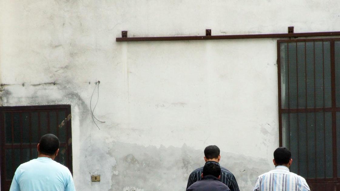 Fallisce lo sgombero della moschea. I fedeli si radunano all’interno Fallisce lo sgombero della moschea. I fedeli si radunano all’interno