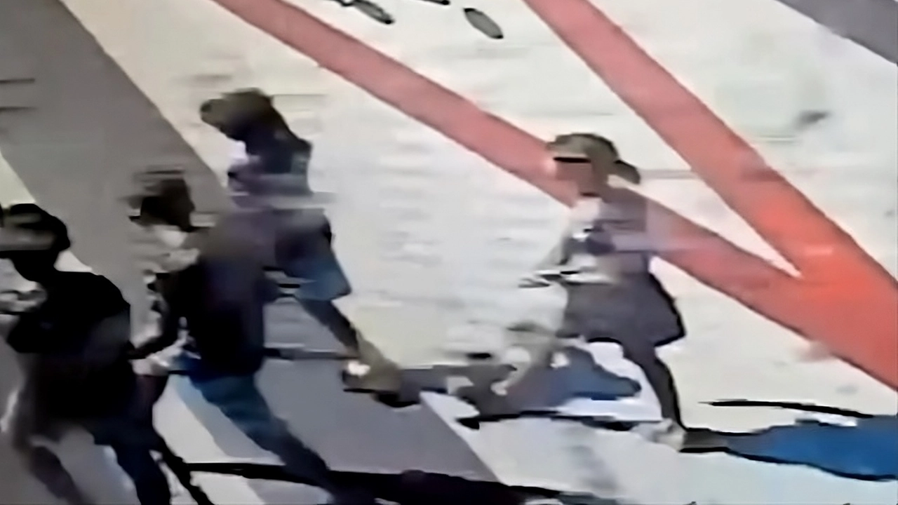Un fermo immagine ripreso dalle telecamere di via Saponaro, a Milano. Mostra i quattro ragazzini fuggire dopo l’incidente in cui ha perso la vita Cecilia De Astis