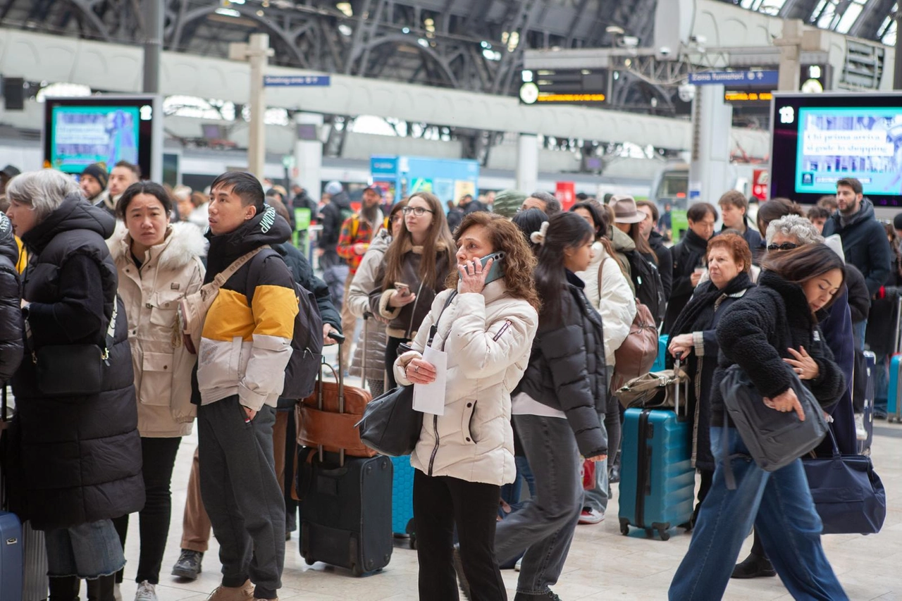 Viaggiatori bloccati alla stazione Centrale a causa di un guasto alla linea