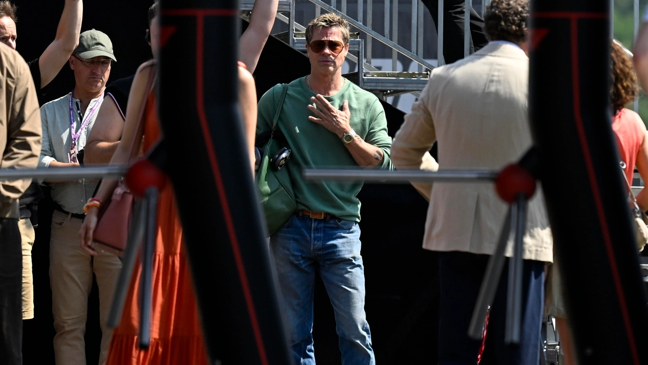 Per la grande delusione dei tifosi Brad Pitt non si è fatto vedere Per la grande delusione dei tifosi Brad Pitt non si è fatto vedere