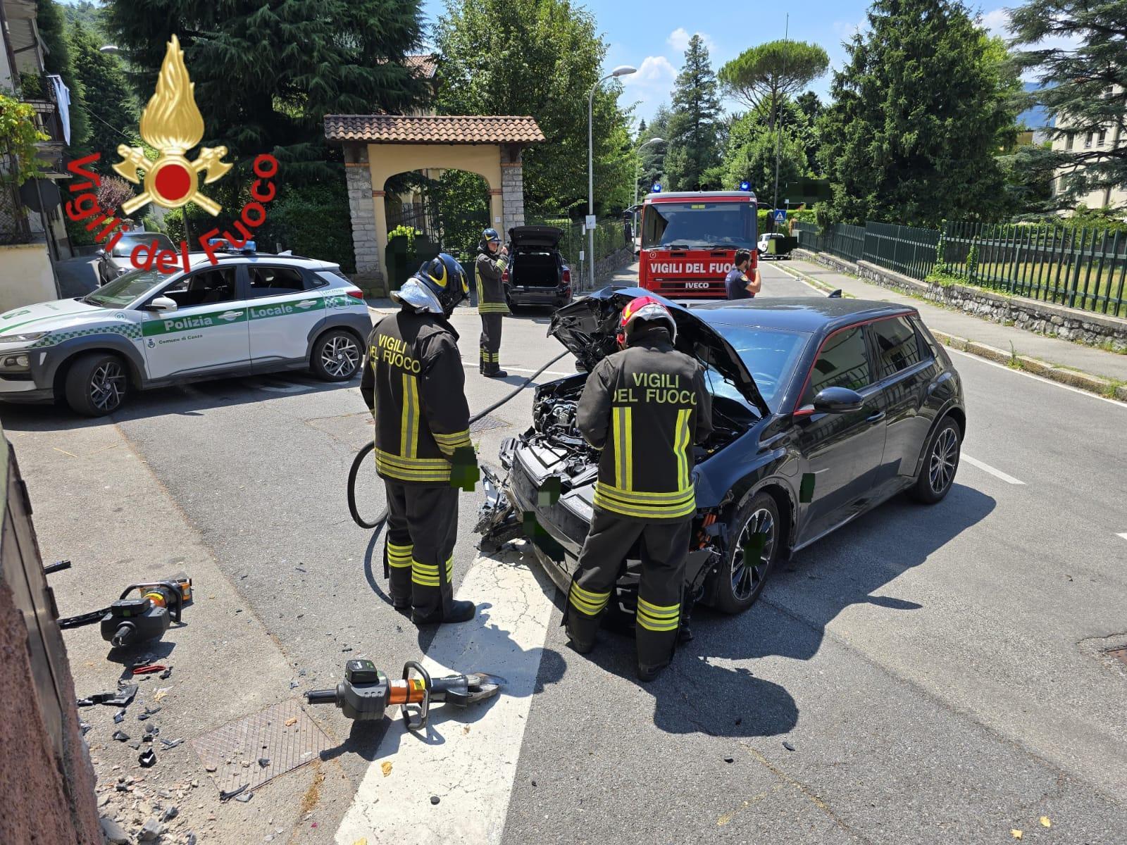 incidente a canzo auto elettrica contro un muro intervento speciale dei vigili del fuoco