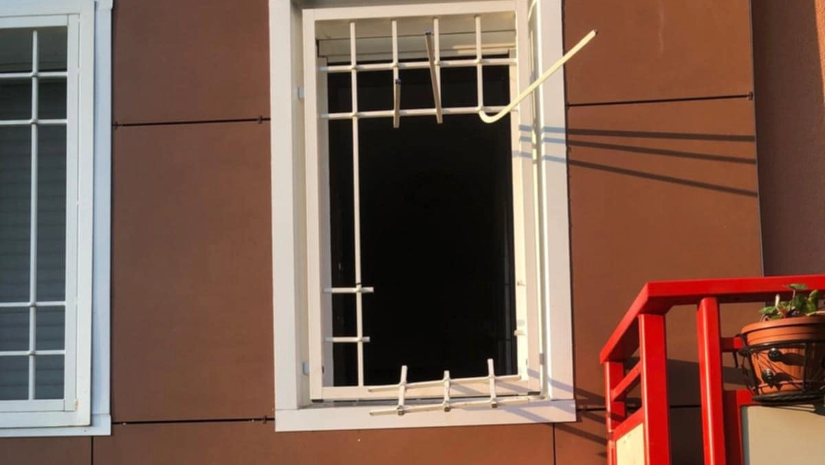 Le grate della finestra tagliate Le grate della finestra tagliate
