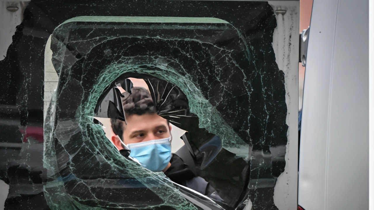 I vetri frantumati del Ducato parcheggiato in via Varsavia dove dormivano il diciottenne e la compagna I vetri frantumati del Ducato parcheggiato in via Varsavia dove dormivano il diciottenne e la compagna
