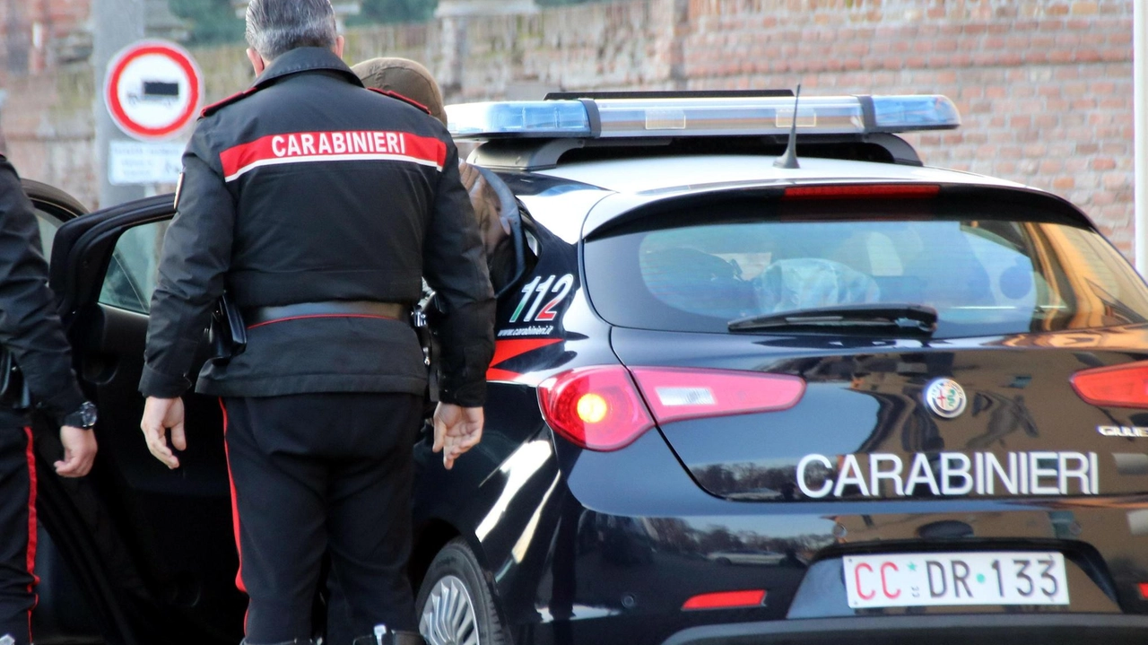 Operazione antidroga dei carabinieri a Brescia: sette arresti tra pusher e clienti, sequestrati tre chili di hascisc. Pedinamenti e perquisizioni hanno portato al recupero di droga e denaro.