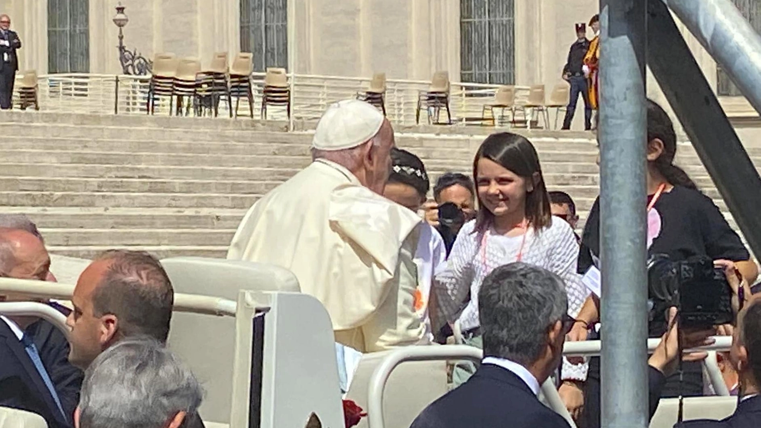 Papa Francesco accoglie i bimbi di Treviglio sulla sua auto
