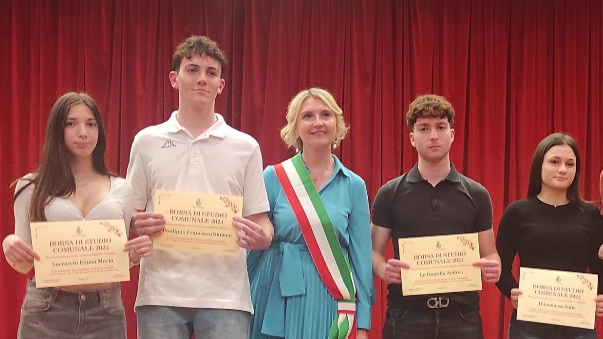 Cerimonia in sala consiliare Borsa di studio per 105 ragazzi: 37mila euro di appannaggio totale dal Comune Cerimonia in sala consiliare Borsa di studio per 105 ragazzi: 37mila euro di appannaggio totale dal Comune