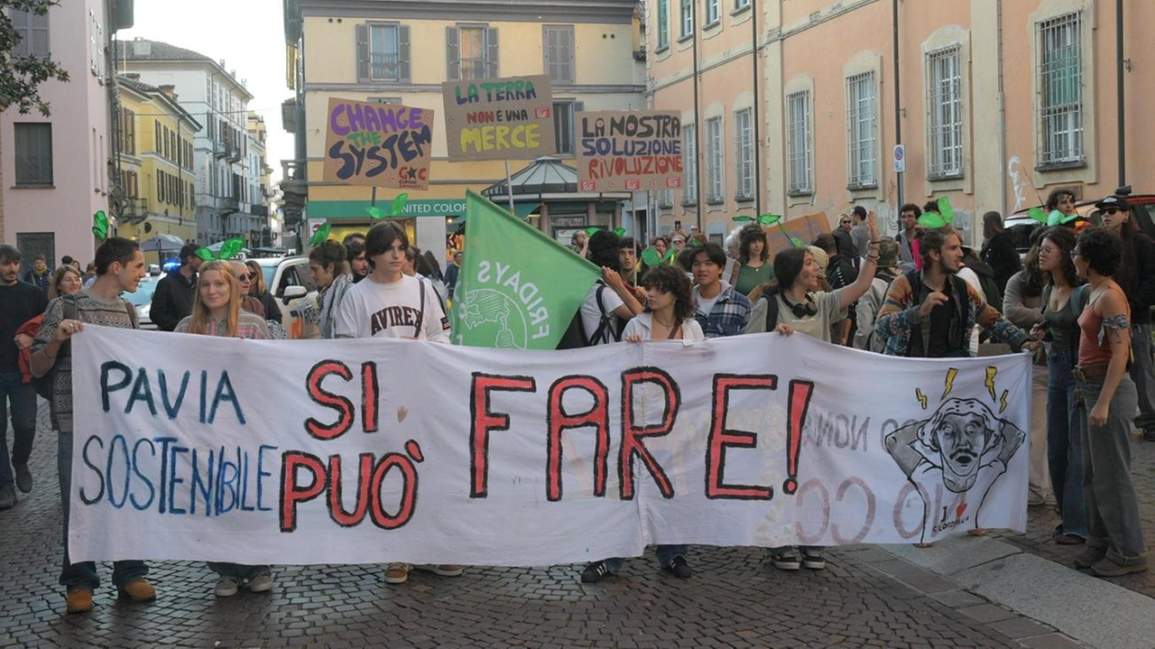 Attivisti per il clima a Pavia organizzano una festa in piazza anziché una protesta, celebrando successi ottenuti e pianificando azioni future per la sostenibilità ambientale. Attivisti per il clima a Pavia organizzano una festa in piazza anziché una protesta, celebrando successi ottenuti e pianificando azioni future per la sostenibilità ambientale.