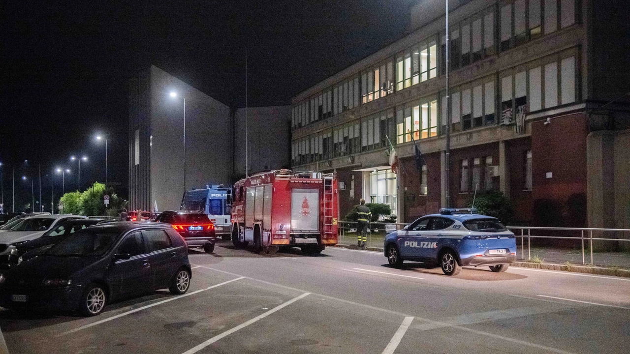 Venerdì 26 luglio al Beccaria è andato a fuoco un letto in un reparto e ci sono stati sei intossicati Venerdì 26 luglio al Beccaria è andato a fuoco un letto in un reparto e ci sono stati sei intossicati
