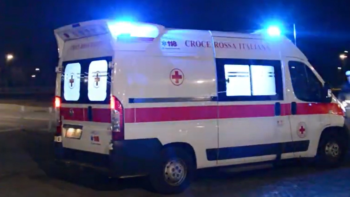 I soccorritori hanno condotto il ferito in ospedale I soccorritori hanno condotto il ferito in ospedale