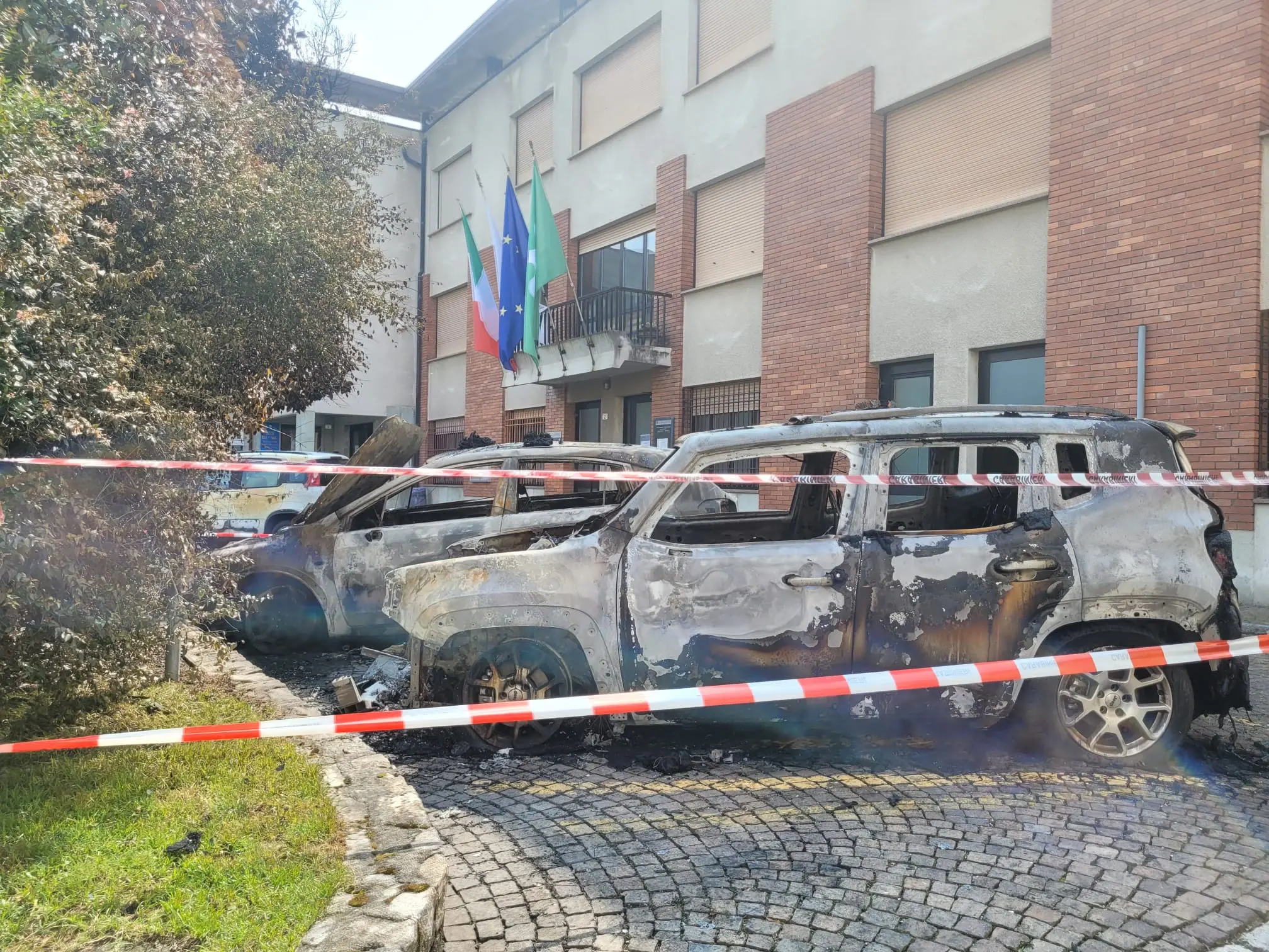 Colico, attentato incendiario contro la Polizia locale: bruciate due auto di servizio