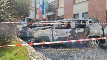 Colico, attentato incendiario contro la Polizia locale: bruciate due auto di servizio