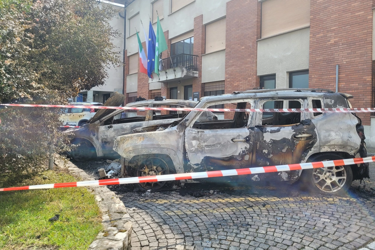 Le carcasse delle auto bruciate