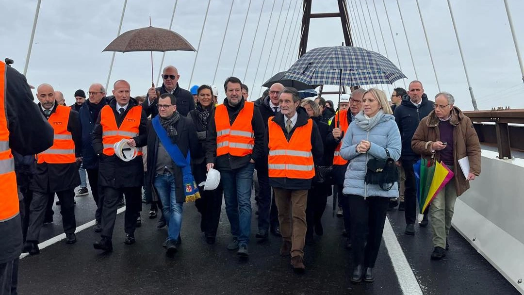 Mantova, riaperto il ponte di San Benedetto Po: presenti il vicepresidente del Consiglio Matteo Salvini, il presidente della Regione Lombardia Attilio Fontana e l'assessore regionale alle Infrastrutture Claudia Maria Terzi (Foto Facebook)