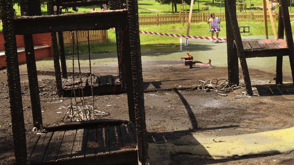 milano bruciati i giochi dei bimbi ora l analisi dei filmati danni per decine di migliaia di euro