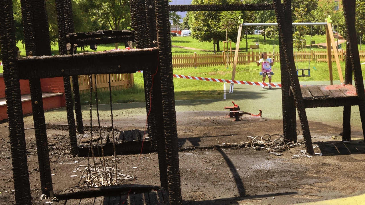 Quel che resta del gioco dato alle fiamme all’interno dell’area ludica (Salmoirago) Quel che resta del gioco dato alle fiamme all’interno dell’area ludica (Salmoirago)