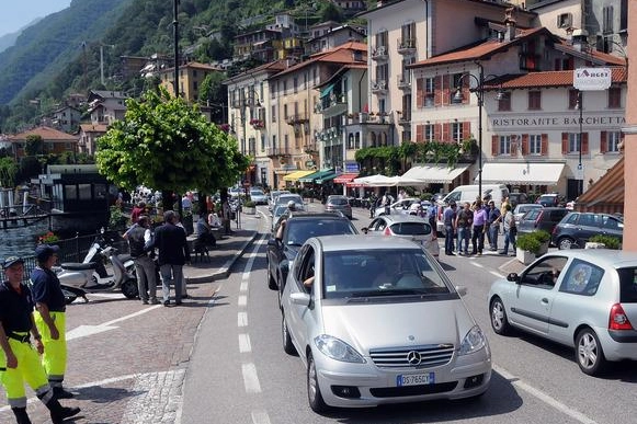 La statale Regina è fra le strade più paesaggistiche e pittoresche della Lombardia, ma subisce anche i contraccolpi del traffico spesso congestionato