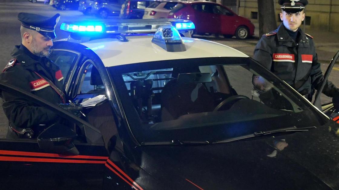 Rissa davanti alla disco. Ventunenne colpito e rapinato da coetanei Rissa davanti alla disco. Ventunenne colpito e rapinato da coetanei