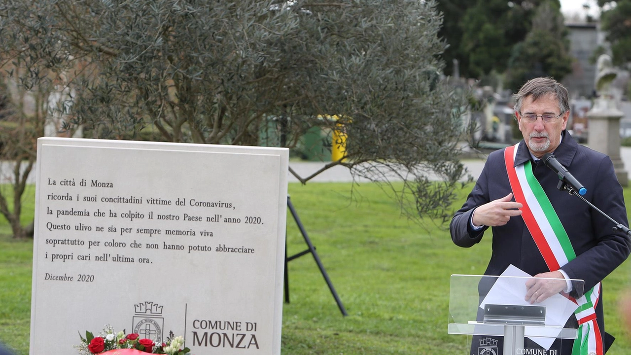 Il sindaco di Monza Paolo Pilotto alla cerimonia di commemorazione delle vittime del Coronavirus al cimitero