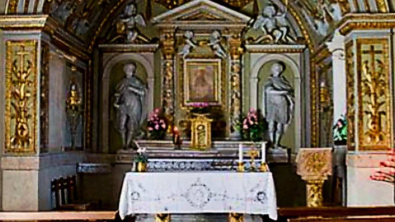 L'altare sopra cui c'è l'affresco da cui è stata trafugata la corona L'altare sopra cui c'è l'affresco da cui è stata trafugata la corona